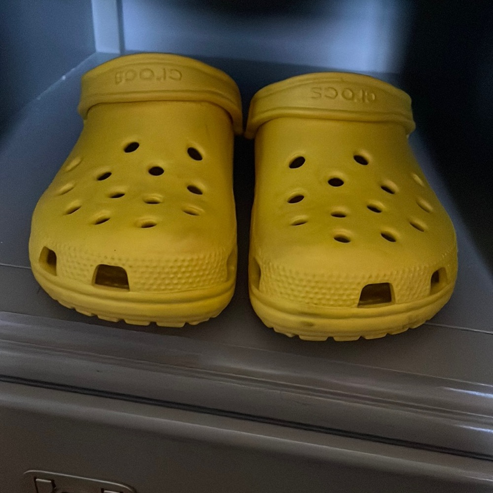 Yellow Crocs classic clog women’s size 9/ men’s size 7